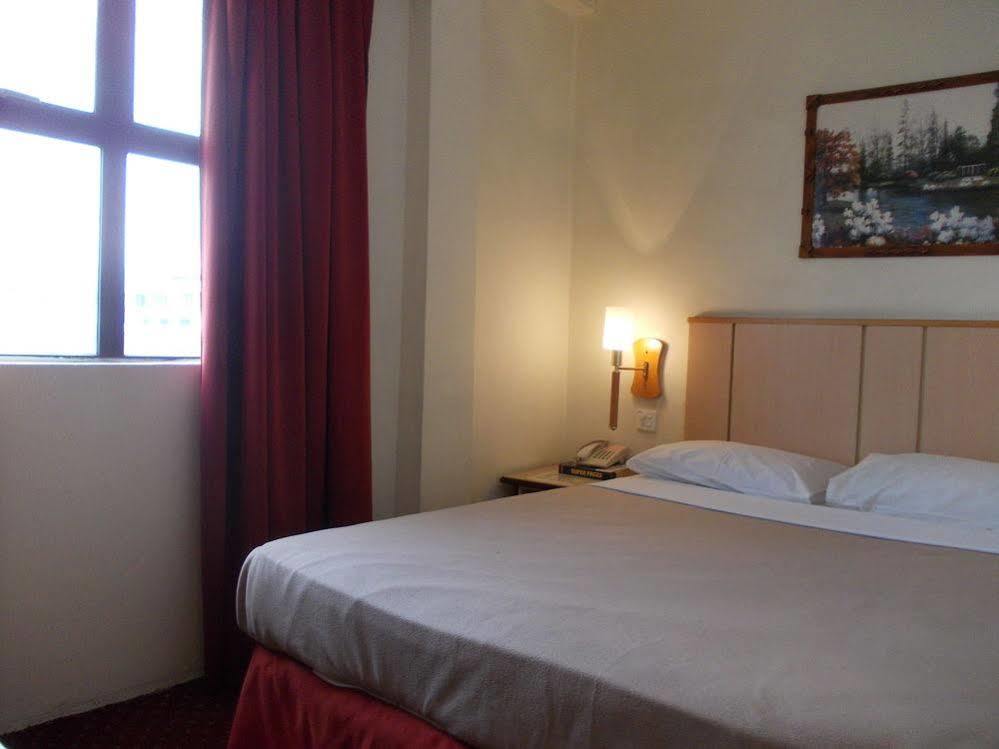 Hotel Sri Sutra - Sungai Buloh Petaling Jaya Buitenkant foto